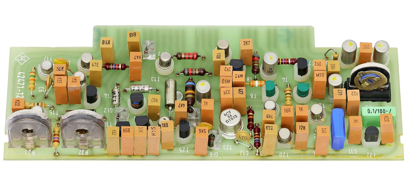 Placa eletrônica com componentes